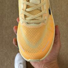 Carregar imagem no visualizador da galeria, Nike Vomero Premium Alabaster.