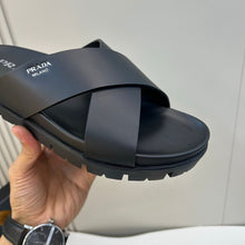 Carregar imagem no visualizador da galeria, Chinelo Prada Crisscross Rubber Slides .