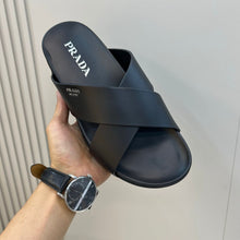 Carregar imagem no visualizador da galeria, Chinelo Prada Crisscross Rubber Slides .