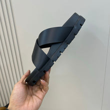 Carregar imagem no visualizador da galeria, Chinelo Prada Crisscross Rubber Slides .