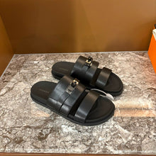 Carregar imagem no visualizador da galeria, Sandália Hermès Jackson em Couro Preto .