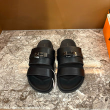 Carregar imagem no visualizador da galeria, Sandália Hermès Jackson em Couro Preto .