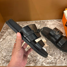 Carregar imagem no visualizador da galeria, Sandália Hermès Jackson em Couro Preto .