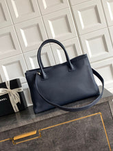 Cargar imagen en el visor de la galería, Chanel Executive Cerf Tote de cuero negro con herrajes dorados