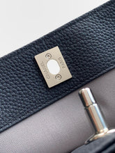 Cargar imagen en el visor de la galería, Chanel Executive Cerf Tote de cuero negro con herrajes dorados