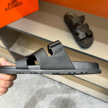 Carregar imagem no visualizador da galeria, Sandália "Chypre " Hermès Preta Caviar