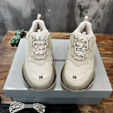 Carregar imagem no visualizador da galeria, Balenciaga Triple S Off white Sola transparente