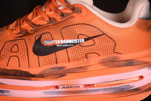 Carregar imagem no visualizador da galeria, Nike Vomero Premium x Melitta Baumeister Total Orange Chalk .