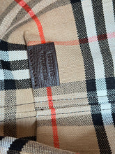 Carregar imagem no visualizador da galeria, Bolsa Burberry Medium Highlands Tote
