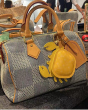 Carregar imagem no visualizador da galeria, Chaveiro porta fone Amarelo (LV)