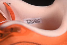 Carregar imagem no visualizador da galeria, Nike Vomero Premium x Melitta Baumeister Total Orange Chalk .