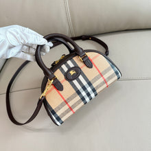 Carregar imagem no visualizador da galeria, Bolsa Burberry Mini Highlands Bowling Bag