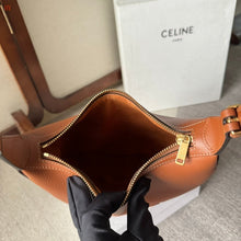 Carregar imagem no visualizador da galeria, Celine Heloïse Cuir Triomphe Brown
