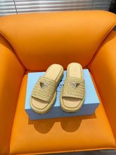 Carregar imagem no visualizador da galeria, Prada Sandália flatform em crochê