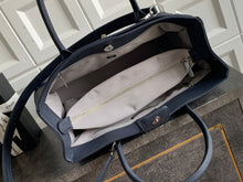 Cargar imagen en el visor de la galería, Chanel Executive Cerf Tote de cuero negro con herrajes dorados