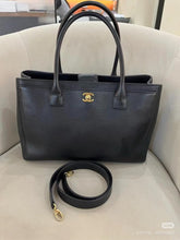 Cargar imagen en el visor de la galería, Chanel Executive Cerf Tote de cuero negro con herrajes dorados