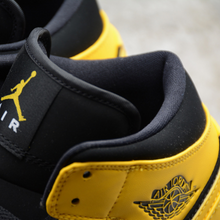 Carregar imagem no visualizador da galeria, Jordan 1 Retro Mid New Love (2017) 554724-035