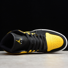 Carregar imagem no visualizador da galeria, Jordan 1 Retro Mid New Love (2017) 554724-035