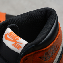 Carregar imagem no visualizador da galeria, Jordan 1 Retro Shattered Backboard 555088-005