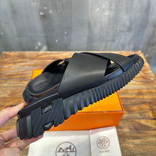 Carregar imagem no visualizador da galeria, Hermes Sandal Infra Black
