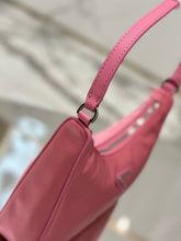 Carregar imagem no visualizador da galeria, Bolsa Prada mini Re-Edition 2000
