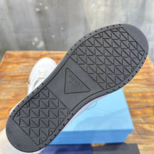 Carregar imagem no visualizador da galeria, Prada Downtown Low Top Sneakers Leather White White Black
