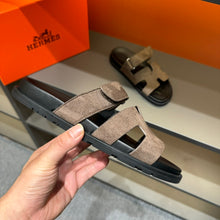 Carregar imagem no visualizador da galeria, Sandália &quot;Chypre &quot; Hermès Marrom Camurça
