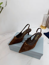 Carregar imagem no visualizador da galeria, dark brown suede slingback pump from Prada
