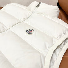 Carregar imagem no visualizador da galeria, Colete Moncler Branco
