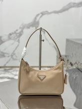 Carregar imagem no visualizador da galeria, Bolsa Prada mini Re-Edition 2000
