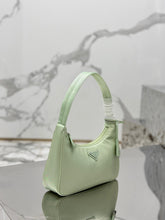 Carregar imagem no visualizador da galeria, Bolsa Prada mini Re-Edition 2000
