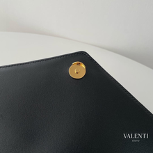 Carregar imagem no visualizador da galeria, Bolsa Yves Saint Laurent Preta
