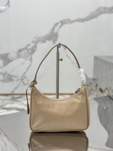 Carregar imagem no visualizador da galeria, Bolsa Prada mini Re-Edition 2000
