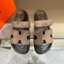 Carregar imagem no visualizador da galeria, Sandália &quot;Chypre &quot; Hermès Marrom Camurça
