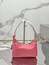 Carregar imagem no visualizador da galeria, Bolsa Prada mini Re-Edition 2000
