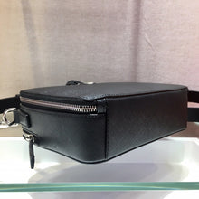 Carregar imagem no visualizador da galeria, Prada Brique Saffiano Black
