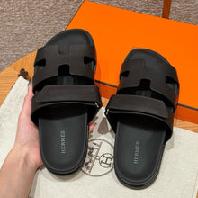 Carregar imagem no visualizador da galeria, Hermes Chypre Sandal Noir Calfskin Leather

