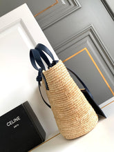 Carregar imagem no visualizador da galeria, Bolsa CELINE Medium supple panier in raffia and calfskin
