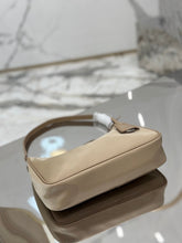 Carregar imagem no visualizador da galeria, Bolsa Prada mini Re-Edition 2000
