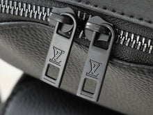 Carregar imagem no visualizador da galeria, Mochila All Black Louis Vuitton Signature

