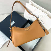 Carregar imagem no visualizador da galeria, Prada Aimee bag
