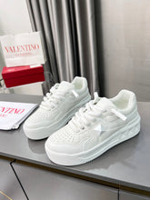 Carregar imagem no visualizador da galeria, Valentino One Stud XL White

