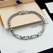 Carregar imagem no visualizador da galeria, Pulseira LV Prateada
