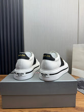 Carregar imagem no visualizador da galeria, Prada Downtown
