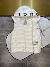 Carregar imagem no visualizador da galeria, MONCLER SLEEVELESS - BOURNE WHITE \ BLACK
