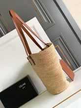 Carregar imagem no visualizador da galeria, Bolsa CELINE Medium supple panier in raffia and calfskin
