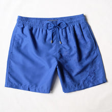 Carregar imagem no visualizador da galeria, Shorts de Banho Masculino com Estampa Reativa à Água Vilebrequin – Ronde des Tortues Azul
