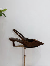 Carregar imagem no visualizador da galeria, dark brown suede slingback pump from Prada
