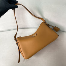 Carregar imagem no visualizador da galeria, Prada Aimee bag
