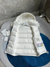 Carregar imagem no visualizador da galeria, Colete Moncler White Glow
